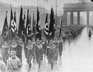 Miembros de las tropas de asalto(SA) marchan a través de la puerta de Brandenburgo.jpg